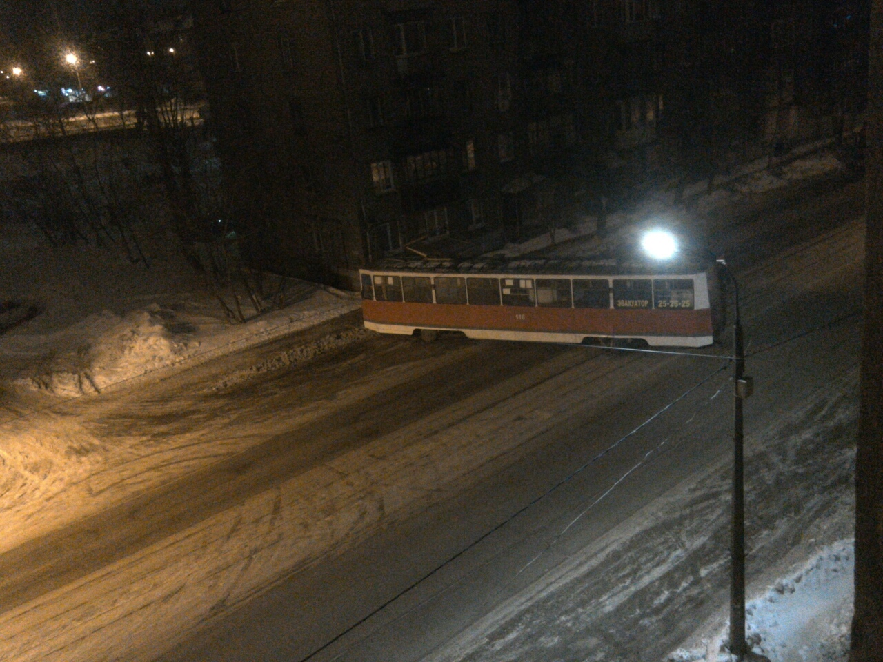 В Череповце трамвай сошел с путей и встал поперек дороги