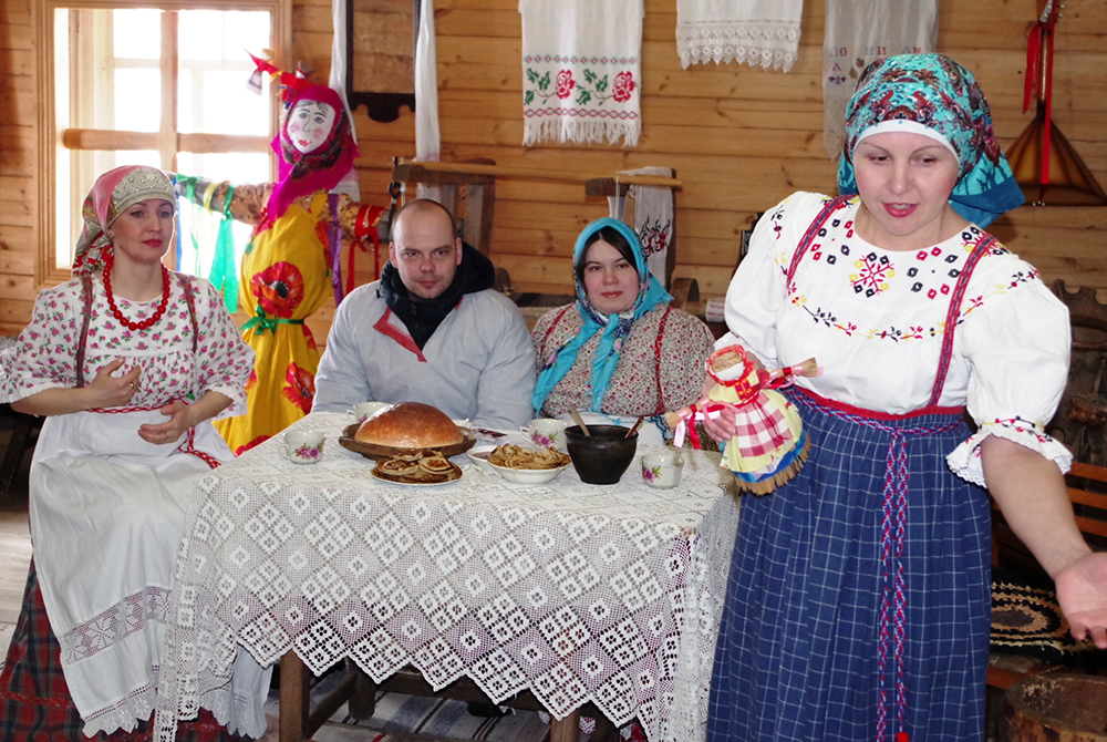 В Масленицу жителей и гостей Белозерска научили делать красные блины