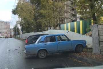 Строительный забор протаранили два автомобиля после столкновения на улице Ленинградской
