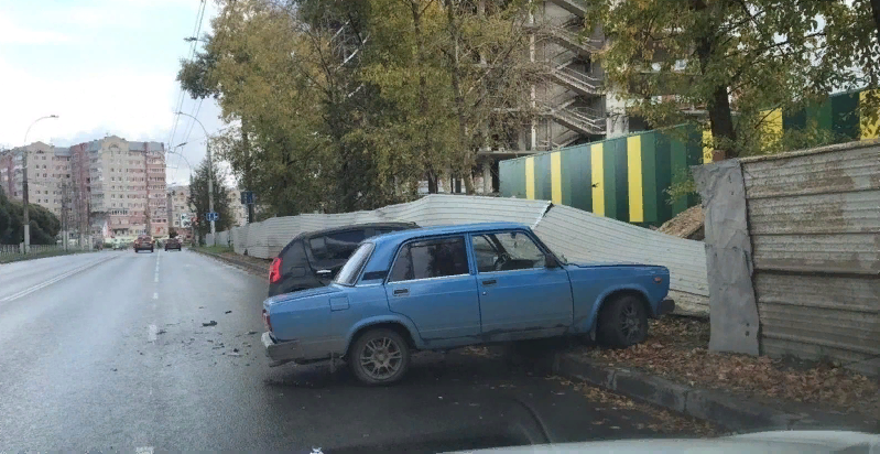 Строительный забор протаранили два автомобиля после столкновения на улице Ленинградской