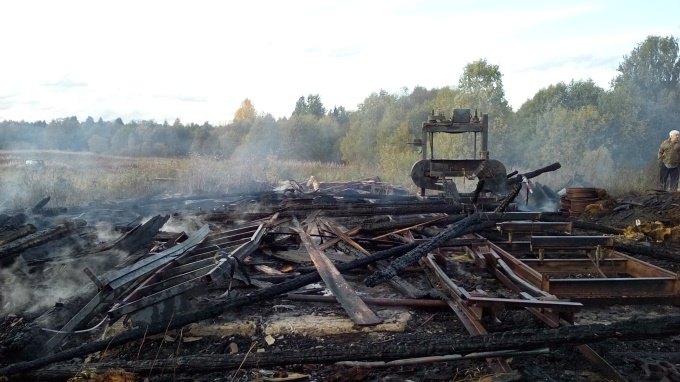 Пилорама и хозяйственная постройка сгорели в Кирилловском районе