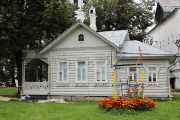 Волонтеры покрасили Летний дом архиереев в Вологодском кремле