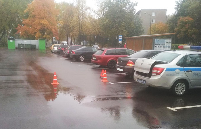 Водитель иномарки сбил женщину на парковке в Череповце и сам отвез ее в больницу