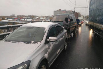 Две иномарки столкнулись на Ленинградском мосту в Вологде: пострадала автоледи