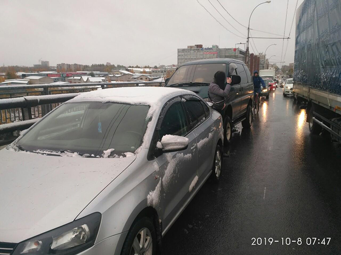Две иномарки столкнулись на Ленинградском мосту в Вологде: пострадала автоледи