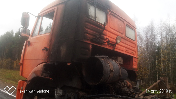 КамАЗ, перевозивший бульдозер, загорелся в Вологодской области