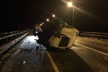 Большегруз из Санкт-Петербурга перевернулся на мосту в Череповецком районе