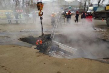 Автомобиль с людьми упал в яму с кипятком в Пензе
