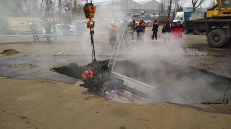 Автомобиль с людьми упал в яму с кипятком в Пензе