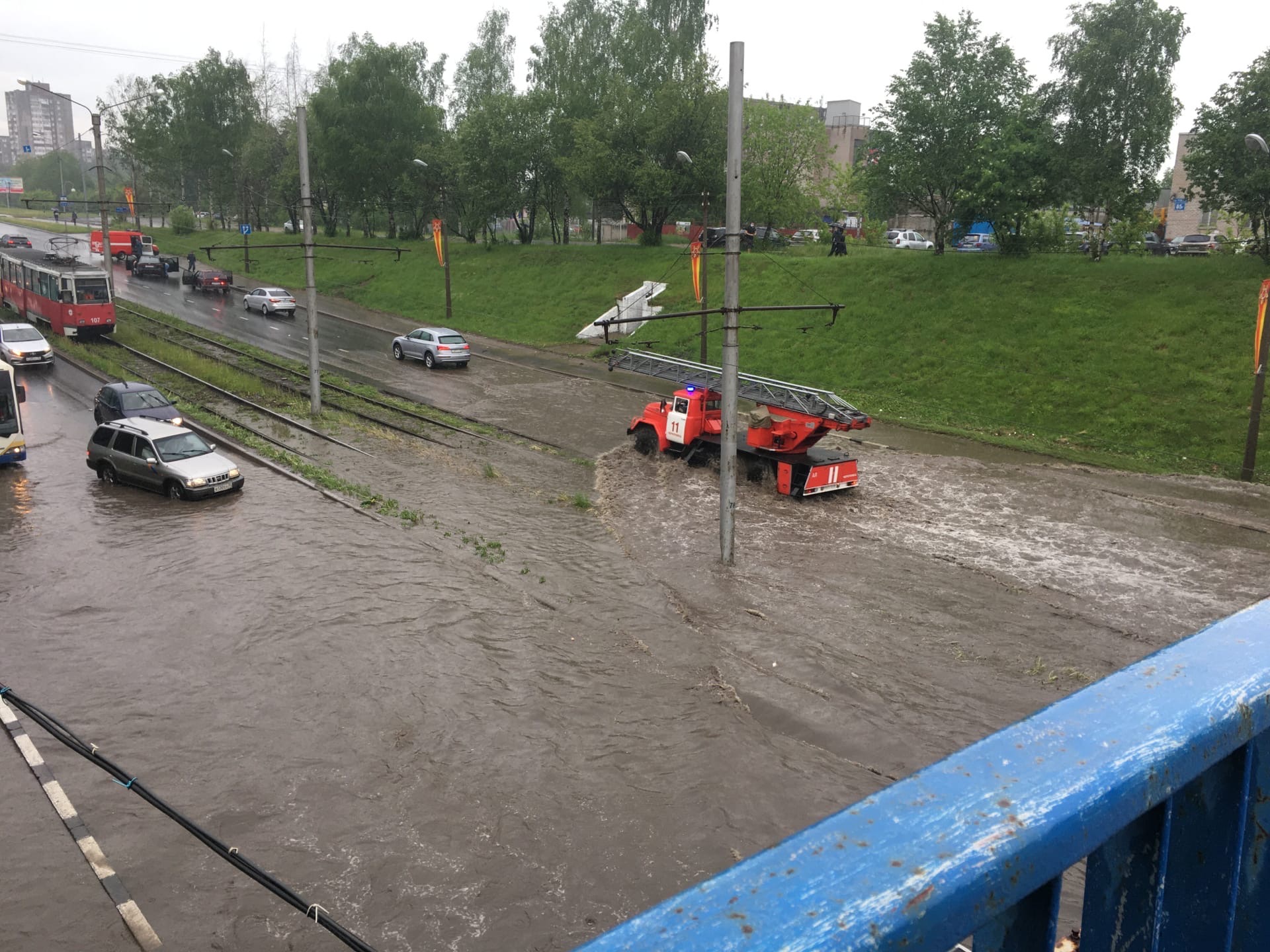Дождь переехал. Череповец затопило 2020. Ливень в Череповце. Череповец затопило. Потоп в Череповце 09.06.2020.