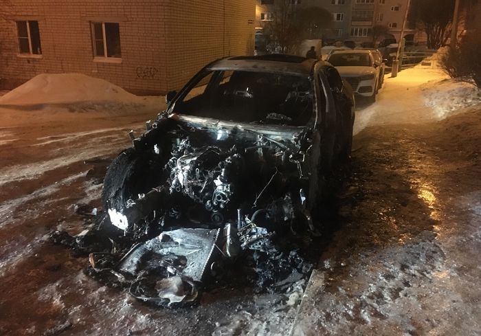 Новый BMW X6 и припаркованный рядом «Lexus» подожгли ночью в Вологде