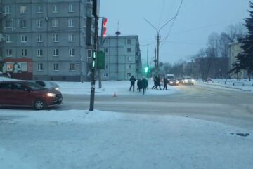 Сбитого у светофора в Череповце первоклассника доставили на скорой в больницу