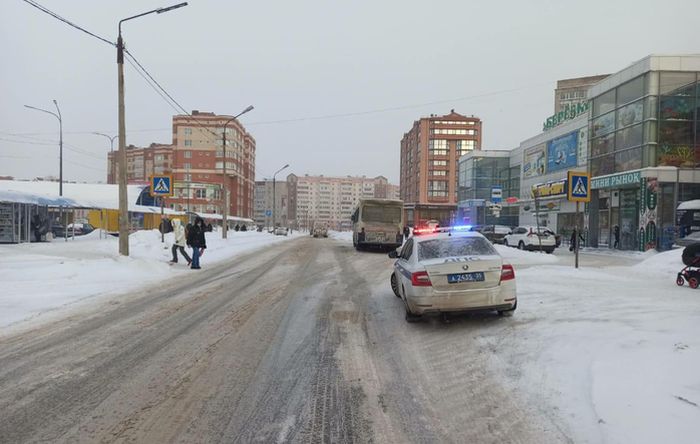 Ученица автошколы за рулем иномарки пострадала в аварии с УАЗом в Череповце