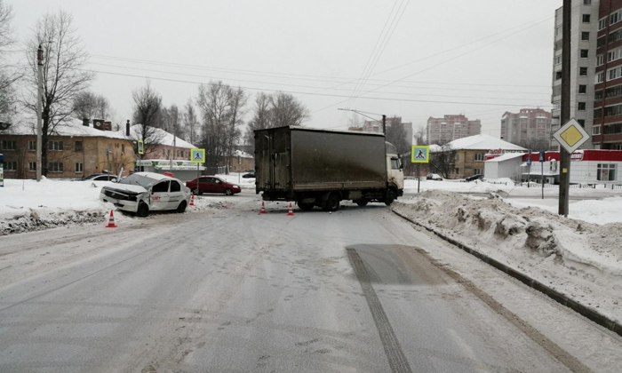В утренней аварии на перекрестке в Вологде пострадала пассажирка такси