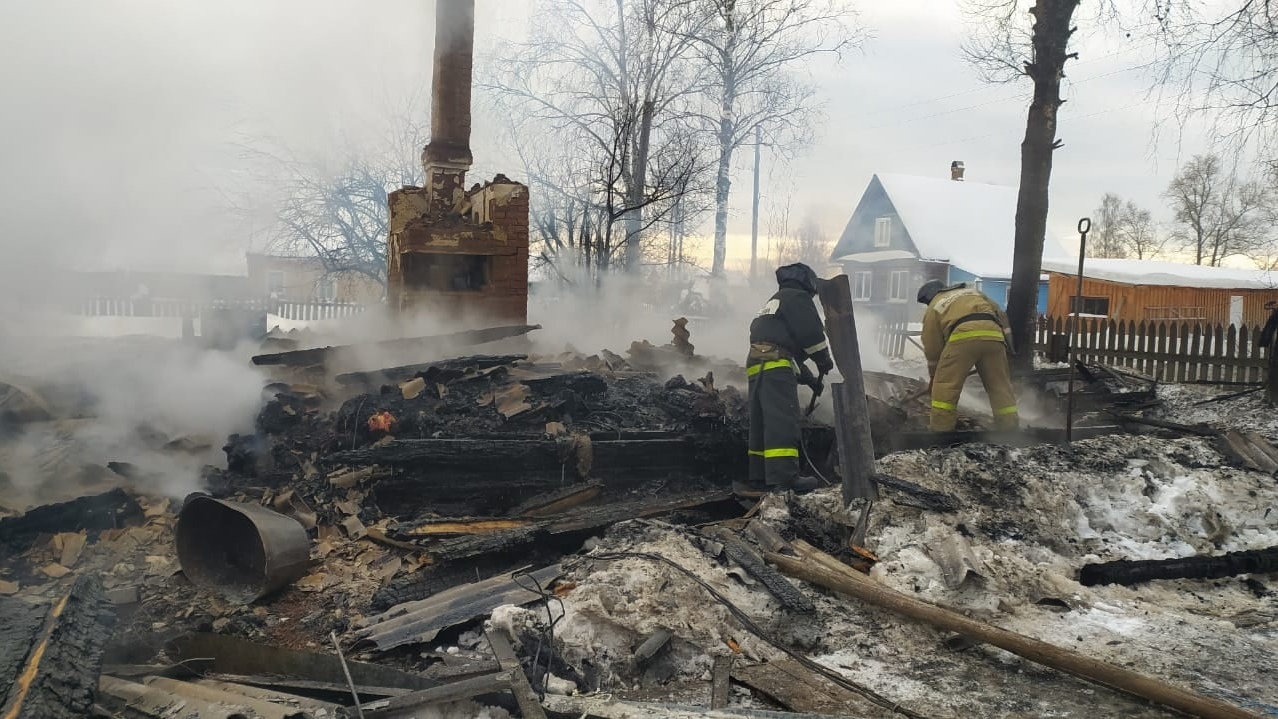 Около пяти часов тушили пожар в Харовском районе