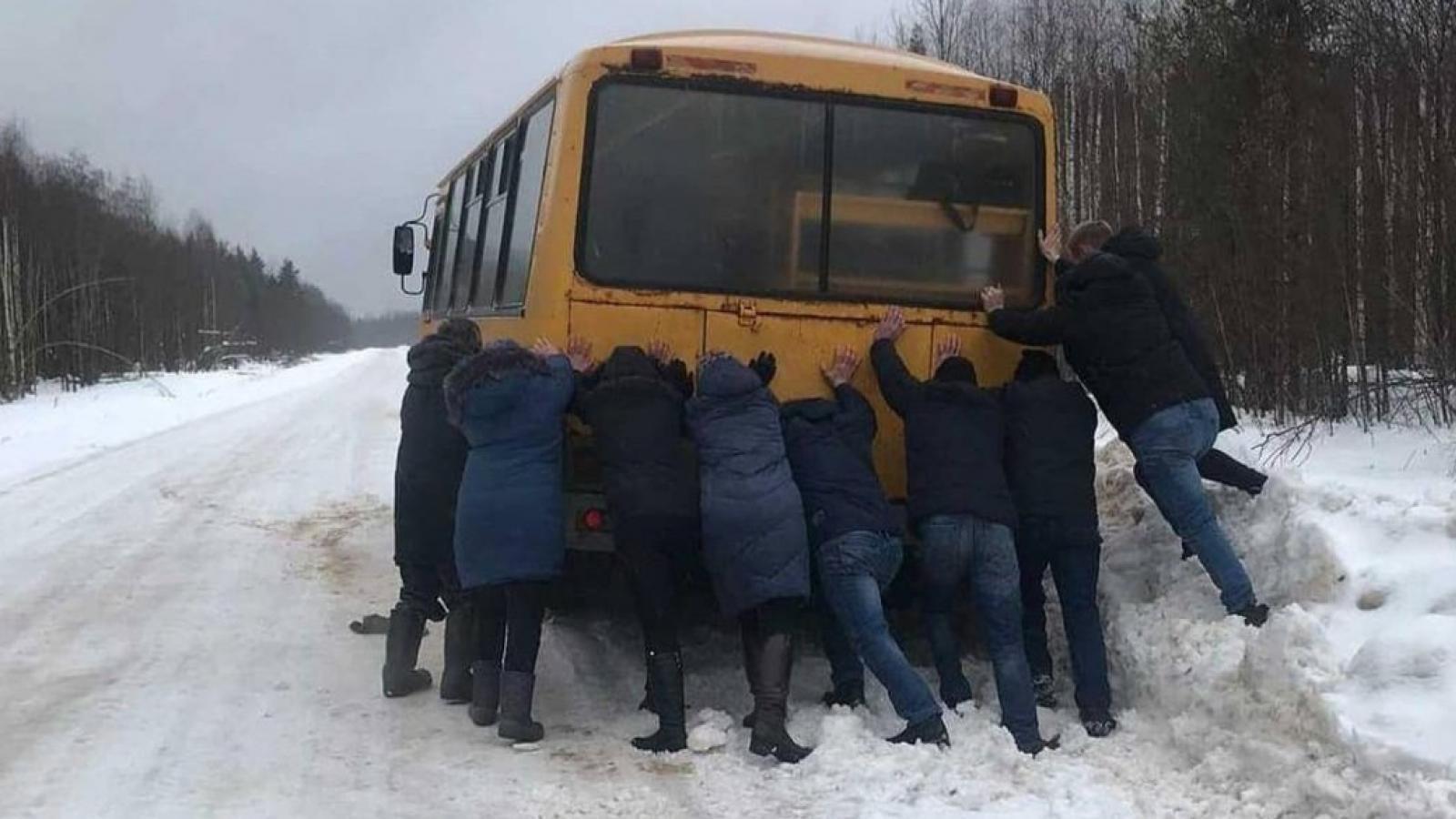 Пассажирам пришлось толкать автобус под Тотьмой