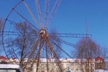В Парке ветеранов Вологды начали разбирать колесо обозрения