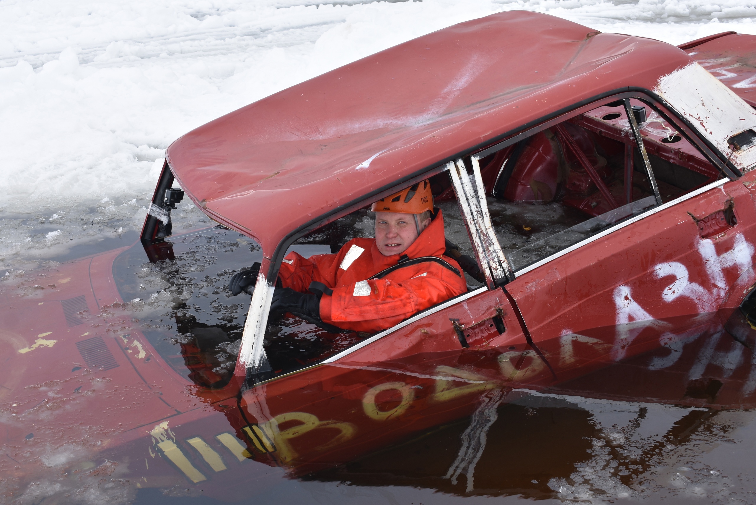 В Вытегре спасатели утопили автомобиль на глазах у телевизионщиков
