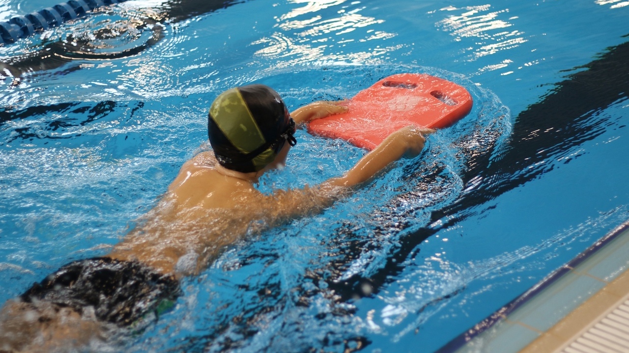 В бассейне «Витязь» детей бесплатно научат плавать