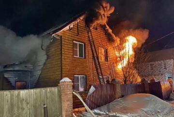 Деревянный дачный дом загорелся ночью в Вологде