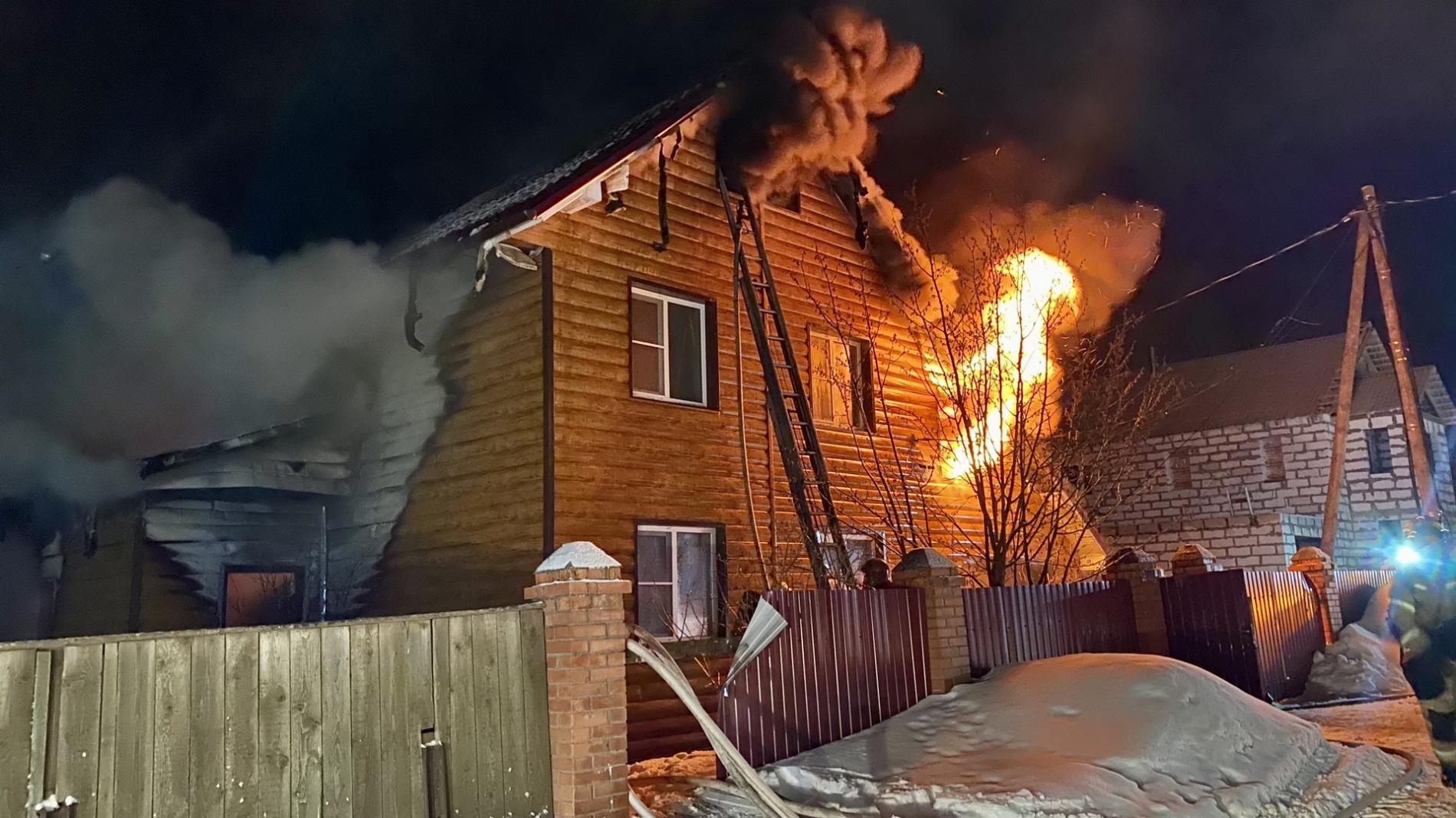 Деревянный дачный дом загорелся ночью в Вологде
