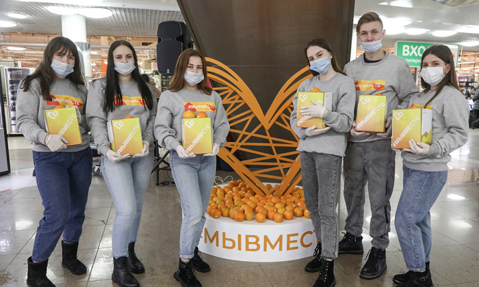 Жители Вологды получили в подарок апельсины от добровольцев #МыВместе