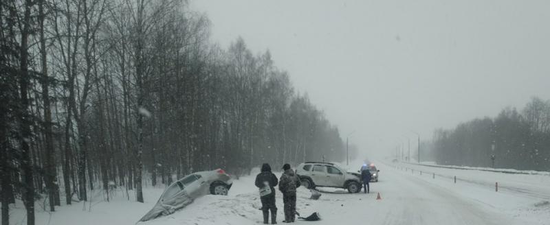 7 марта оказался отмечен несколькими ДТП, которые произошли на автодороге «Вологда-Медвежьегорск» на 12-13 км в период с 13:00 до 14:00. Отметим, что данный участок трассы находится в режиме ремонта, и полосы движения заужены, плюс имеются знаки, ограничения скорости до 40 км/ч. Первое ДТП случилось около десяти минут второго, на 12 км трассы - водитель кроссовера «Renault Duster», двигавшийся из города в сторону Молочного, не смог удержать свой автомобиль на трассе, допустил занос, после которого «Duster» выкинуло на встречку. Где произошло столкновение с автомобилем «Renault Logan», которым управлял 64-летний мужчина. В итоге «Logan» оказался в кювете. К счастью, водители не пострадали. Ну а следующее тройное ДТП случилось немного дальше от места первой аварии без десяти минут второго. На этот раз 22-летняя автоледи, также едущая из Вологды, не смогла совладать со своим «Hyundai Solaris», и допустила занос. В итоге «Solaris» влетел в кроссовер «Hyundai Creta», а затем, после удара легковушку откинуло на внедорожник «Great Wall Hover», которым управлял 71-летний пенсионер. И вновь пострадавших не было, сообщили в УМВД по региону.