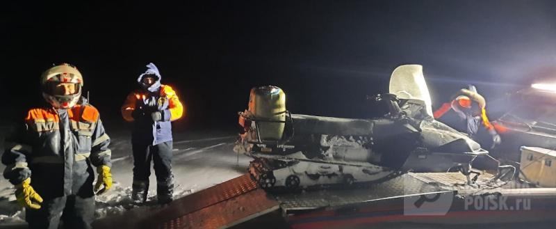 Вытегорские спасатели вытащили замерзающих рыбаков со льда Онежского озера