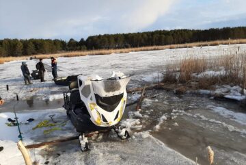 Два снегохода с людьми провалились под лед в Вытегорском районе