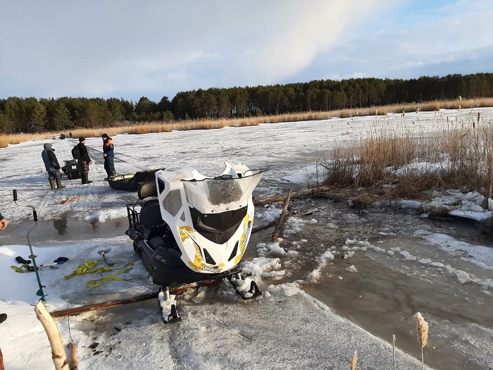 Два снегохода с людьми провалились под лед в Вытегорском районе