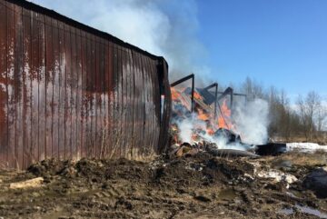 Склад со 180 тоннами льнотресты сгорел в Вологодской области