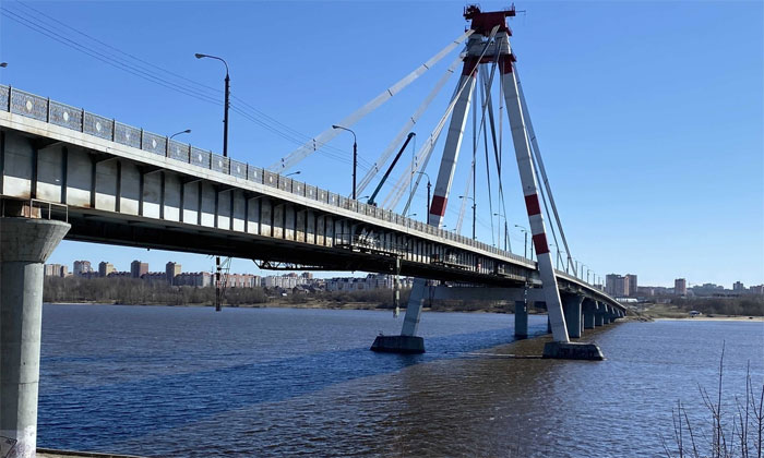 На Октябрьском мосту в Череповце восстанавливают судоходную сигнализацию