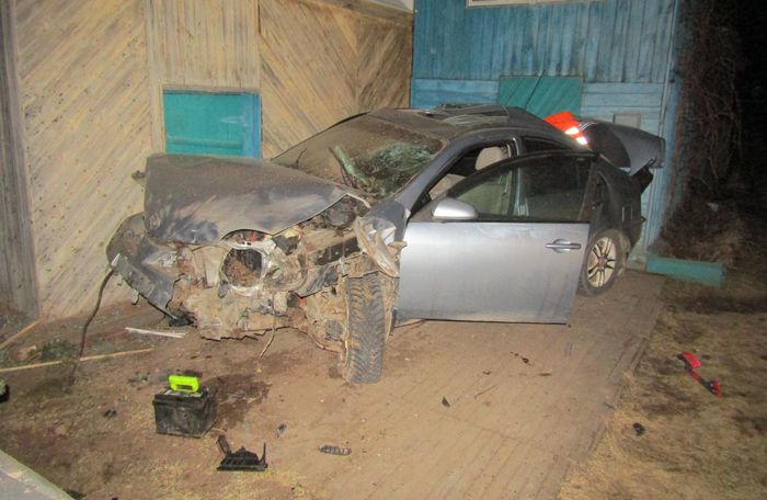 Пьяный водитель иномарки протаранил машину и дом в Вологодской области
