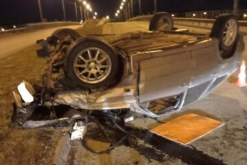 Два человека пострадали в перевернувшемся на крышу ВАЗе на Белозерском шоссе в Вологде