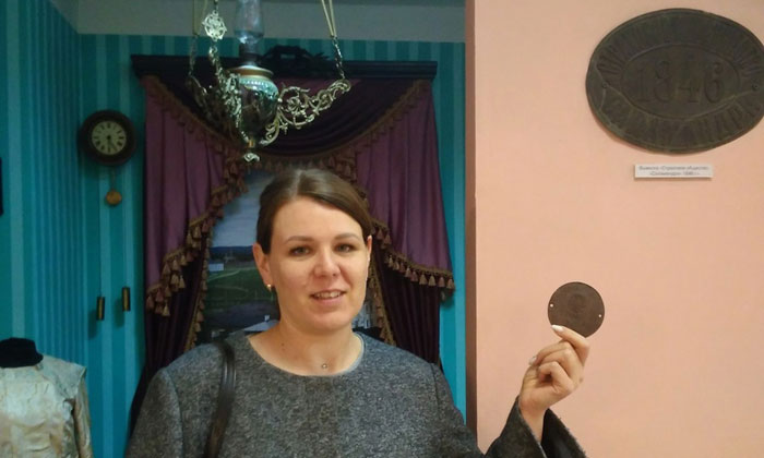 Жительница Вытегры подарила музею бирку от парового котла