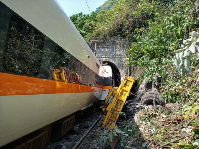 Крупнейшая железнодорожная катастрофа на Тайване унесла жизни 54 человек