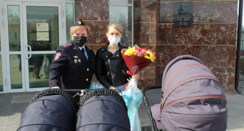В Вологде сотрудница полиции родила тройню