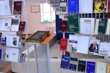 Книги, подаренные в рамках челленджа книгодарения, представлены на выставке в ВоГУ