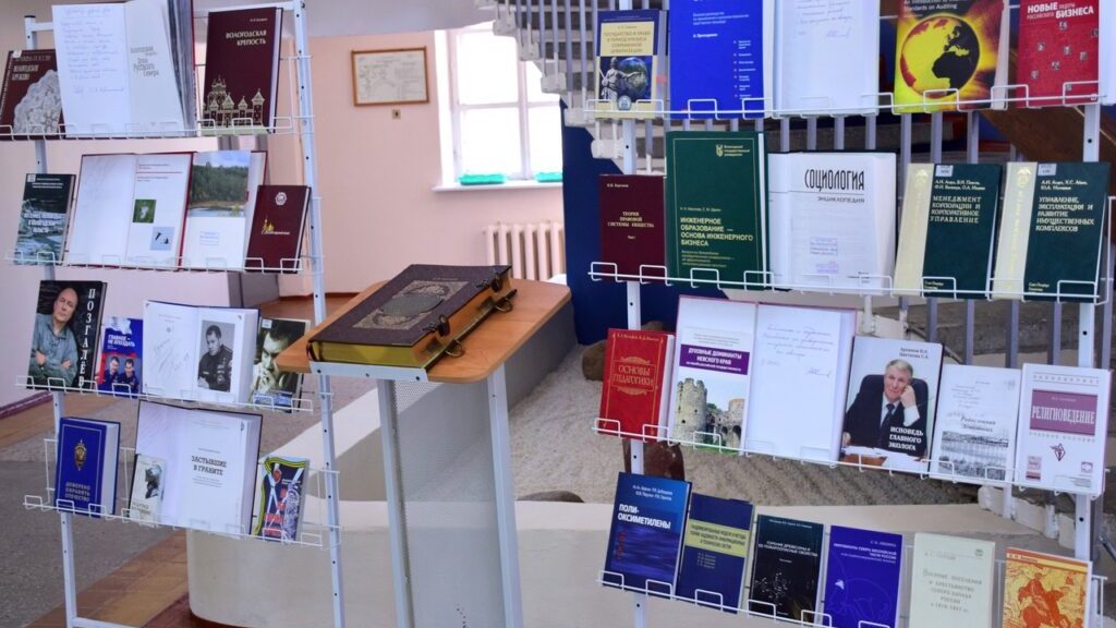 Книги, подаренные в рамках челленджа книгодарения, представлены на выставке в ВоГУ