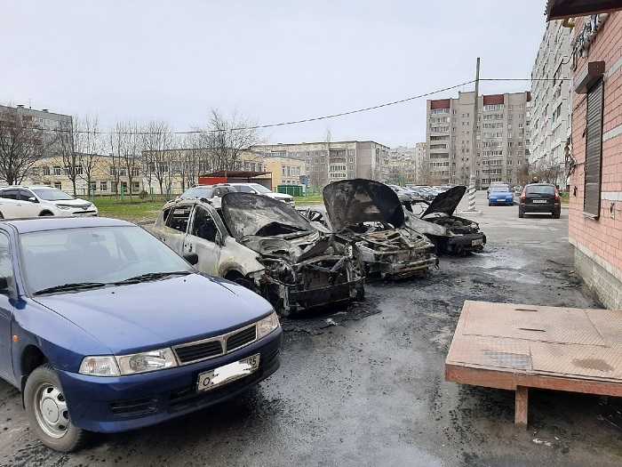 Три машины загорелись ночью в Череповце