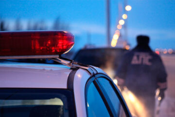 Из-за торопливого водителя два человека попали на больничную койку в Вологодской области