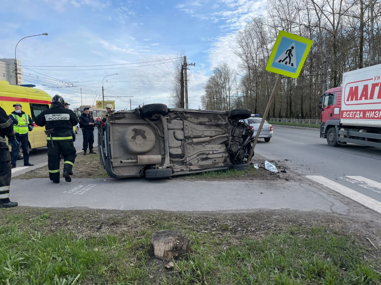 Автомобиль Датсун перевернулся во время погони в Вологде