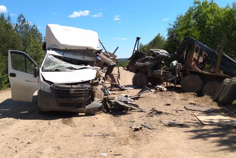 Водитель «ГАЗели» погиб в аварии с КамАЗом в Вологодской области