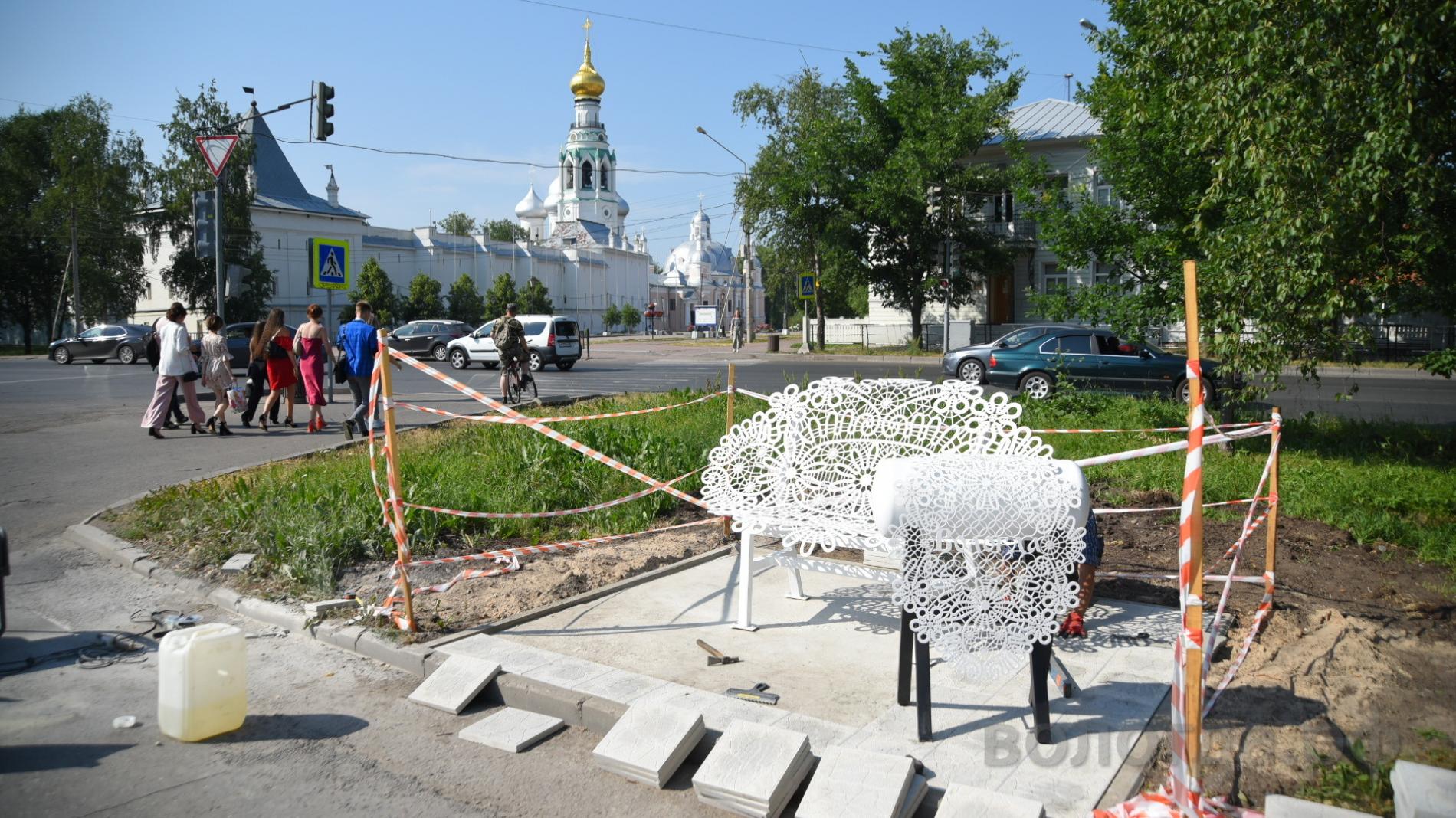 Арт-скамейку «Вологодское кружево» устанавливают в Вологде
