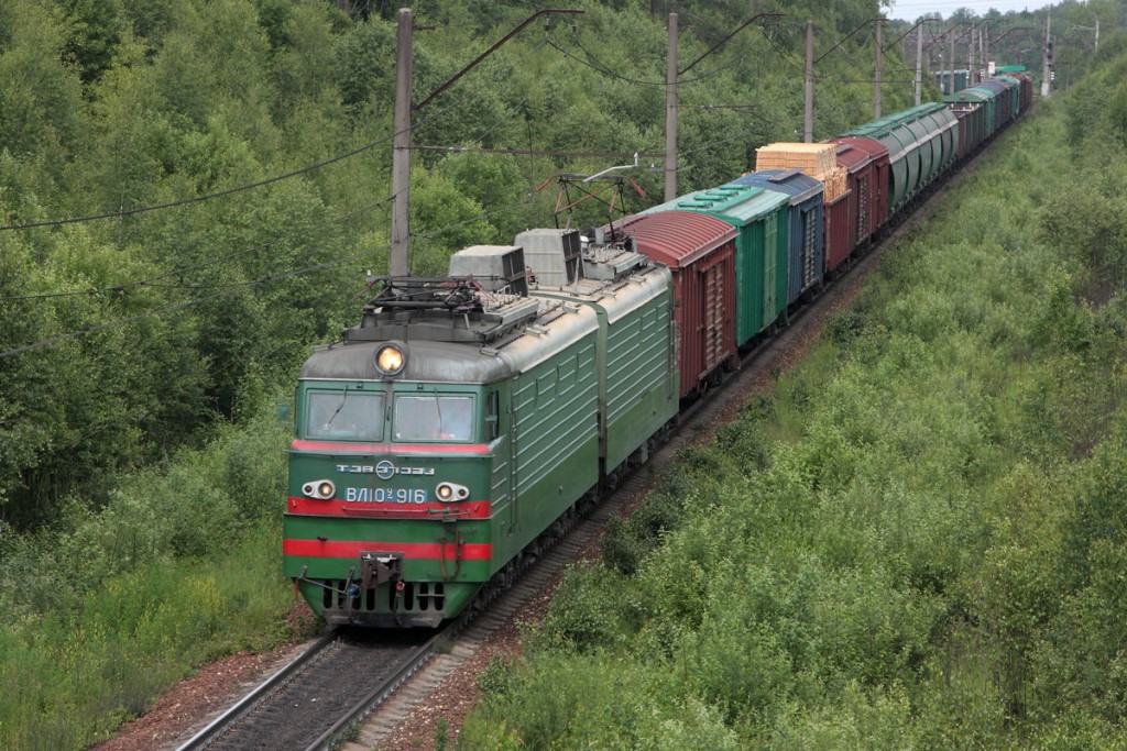 В Вологодской области грузовой состав насмерть сбил человека