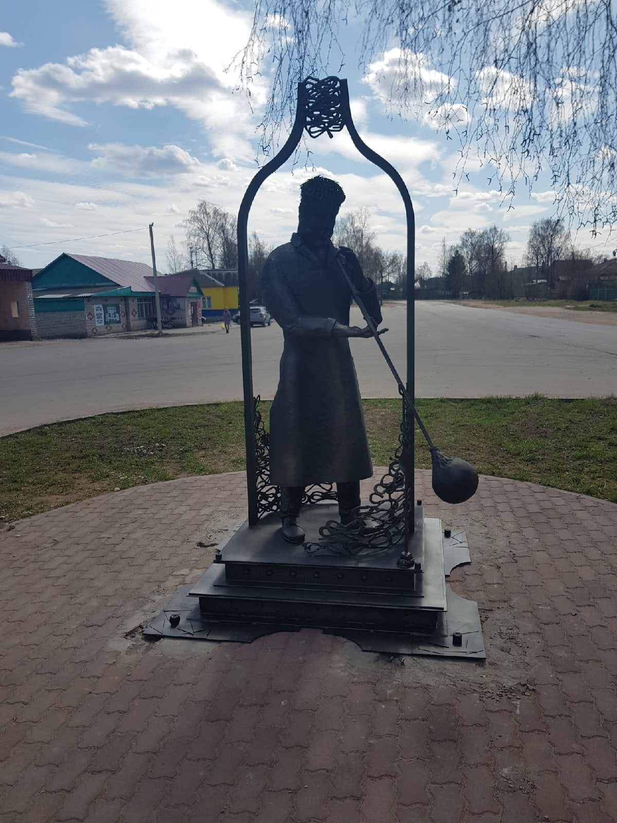 Памятник стеклодуву появился в Чагоде