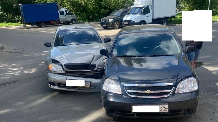 Автоледи получила травмы в столкновении двух легковушек в Вологде
