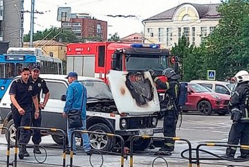 Автомобиль загорелся на парковке у ж/д вокзала в Вологде