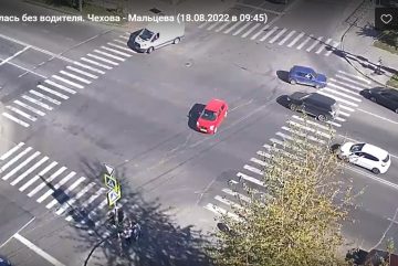 Автомобиль без водителя пересек один из перекрестков Вологды, чудом никого не задев