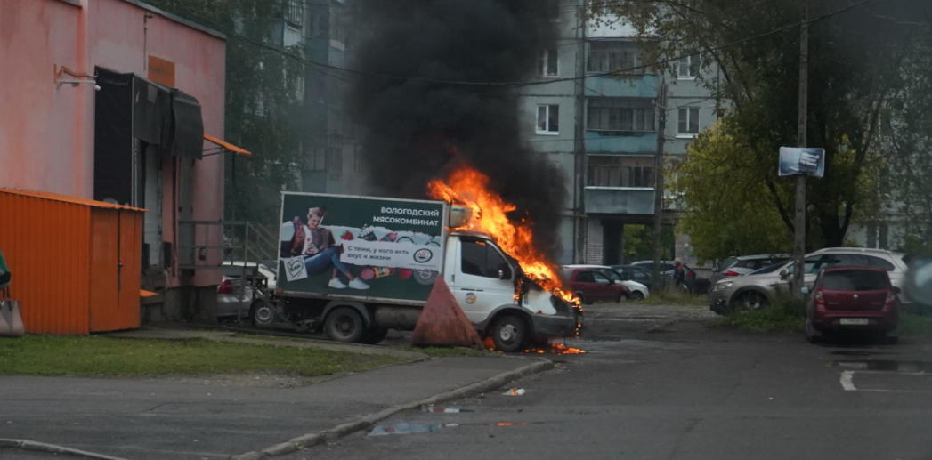 Грузовой автомобиль загорелся на ул. Конева в Вологде